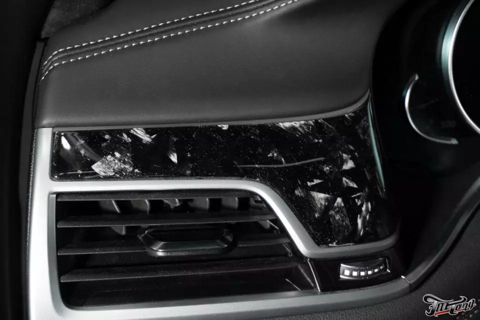 BMW 740 (G11). Декорирование деталей интерьера и масок фар кованым карбоном.